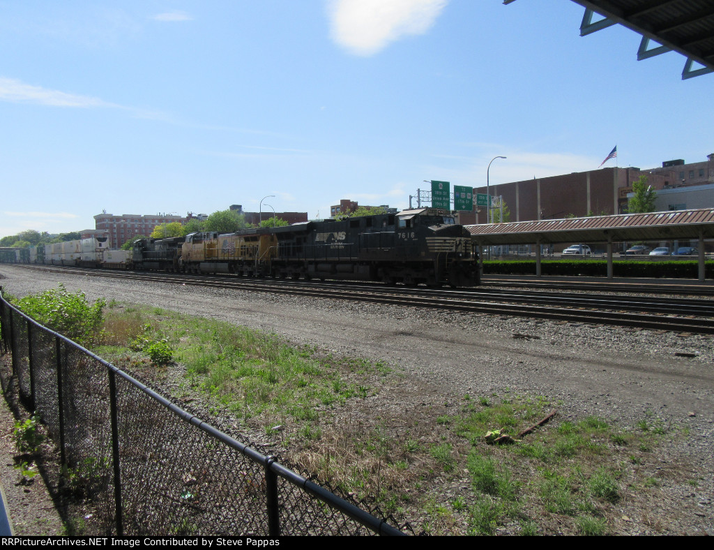 NS 7616 with an Eastbound train